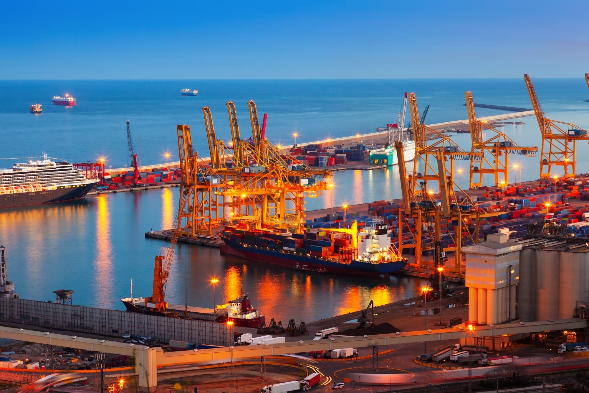 port-de-barcelona-night_1398-456